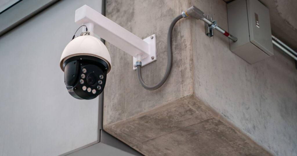 Qual é a durabilidade média da Câmera de Segurança para uso externo exposto ao clima?