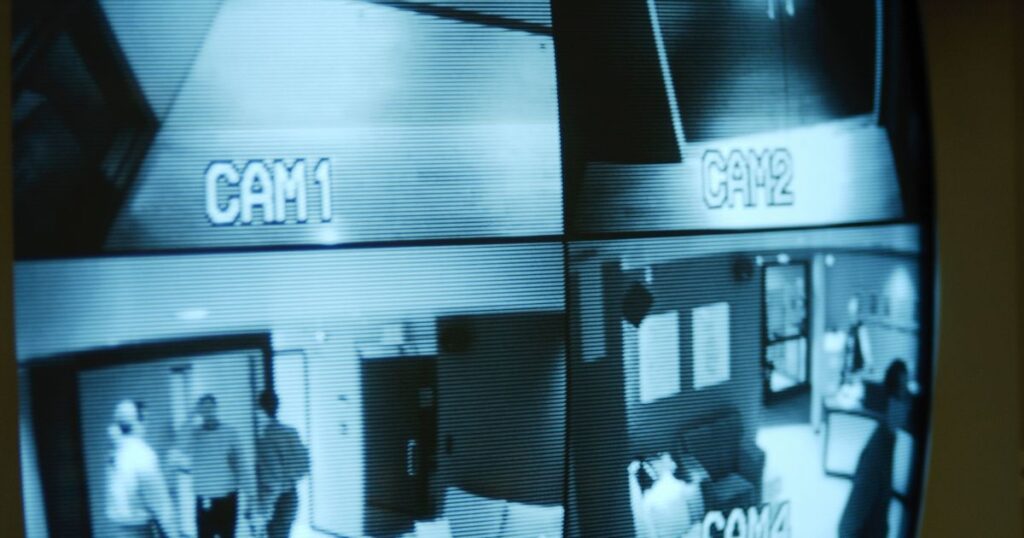 Qual é o alcance de conexão Wi-Fi da Câmera de Segurança e ela funciona bem em áreas com sinal fraco?